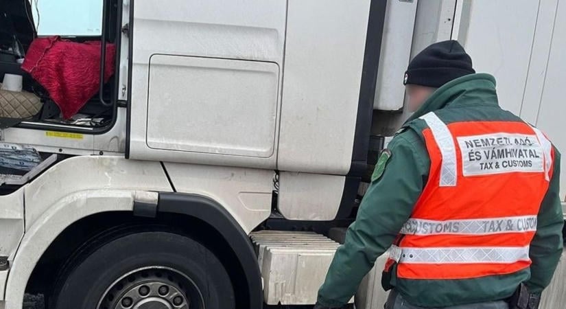 Valami nagyon gyanúsat rejtett a kamionfülke: Így bukott le a tornyosnémeti határon a török sofőr