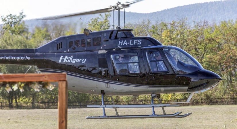 Vörös szőnyeg, szénabálák és helikopter: így mutatták be a Játékszín új darabját – galéria