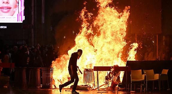 Csatatérré vált a milánói Dóm tér: vízágyúkkal és könnygázzal oszlattak a rendőrök