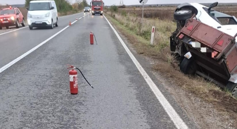 Felborult egy marólúgot szállító teherautó egy benzinkút közelében – Az utat lezárták