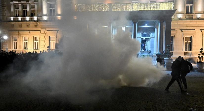 Tüntetők próbáltak behatolni a városházára Belgrádban