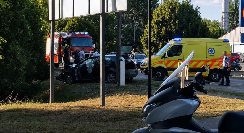 Hajmeresztő üldözés Baján: rendőrmotorost ütött el a menekülő autós, öt rendőr teperte le