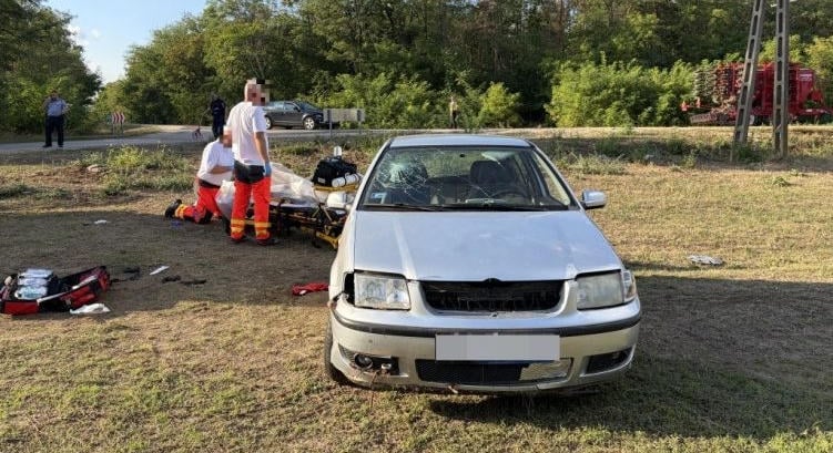 Autós üldözés után összeesett egy férfi Tolnában, a rendőrök élesztették újra