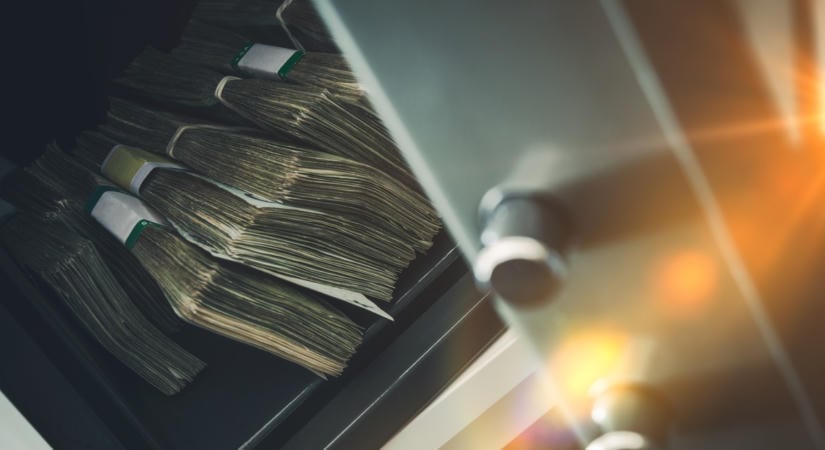 376 millió forintnyi összeget talált elhunyt nagybátyja banki széfjében, de a bank nem váltja be