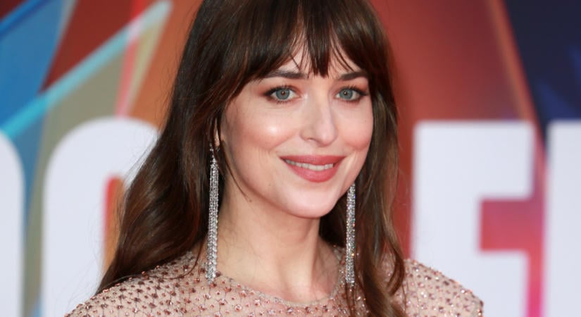 Dakota Johnson áttetsző csipkeruhájától az áll is leesik, minden tekintetet magára vonzott