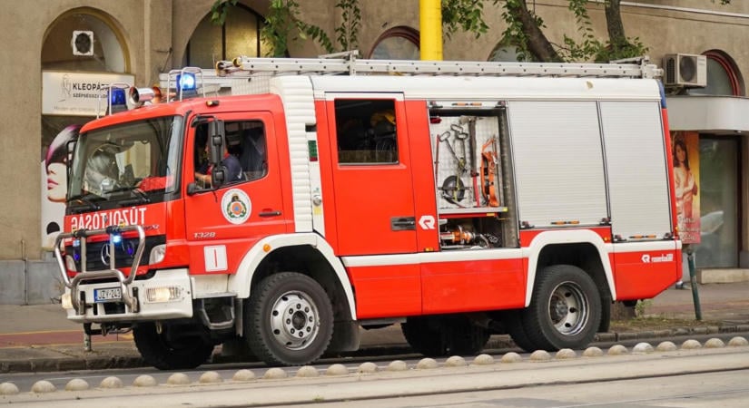 Összeütközött egy kisteherautó és egy személyautó, tűzoltókat riasztottak a helyszínre