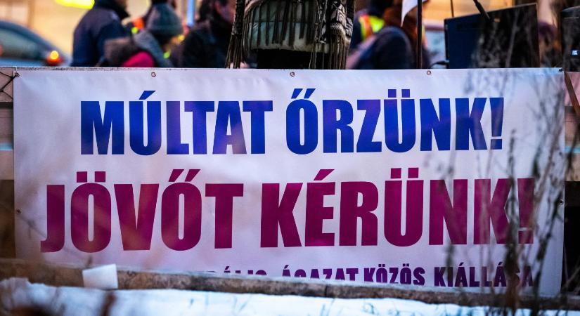 Hullanak még a csontvázak a szekrényből, de Demeter Szilárd már lelépett, a könyvtári szakma bizakodó