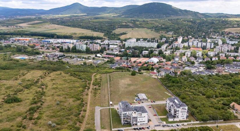 Évek óta várnak rá a ráchegyiek, újra napirendre került az összekötő út terve – megszólalt a polgármester