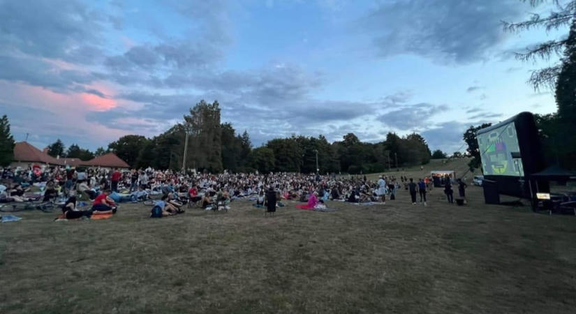 Romantikus vígjáték és Star Wars a csillagos ég alatt – újabb két estén vár a szombathelyi Zenés Kertmozi