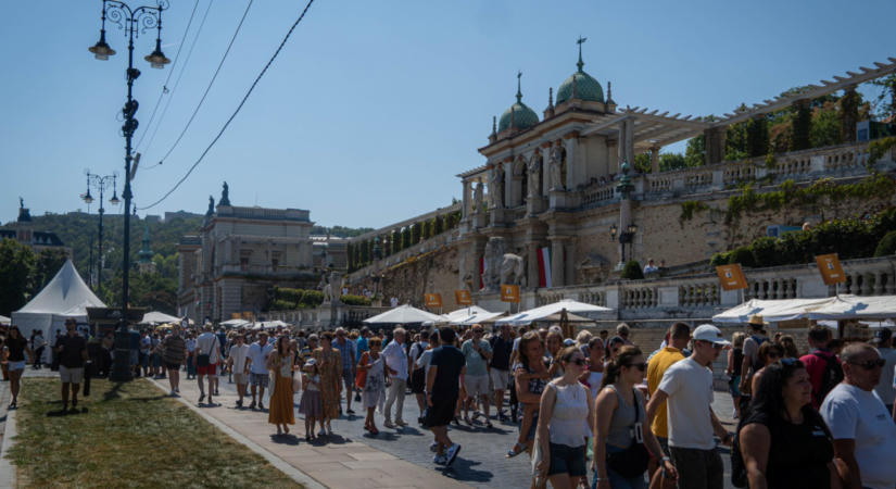 Szabályosan megrohanták a magyarok a Várat: elképesztő tömeg hömpölygött Budapest utcáin augusztus 20-án
