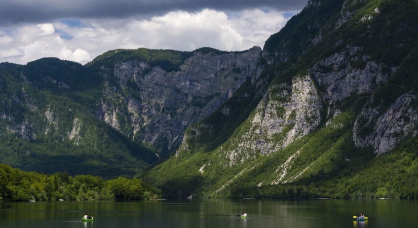 Meghalt egy férfi Szlovéniában, aki a szakadékba zuhant gyerekén próbált segíteni