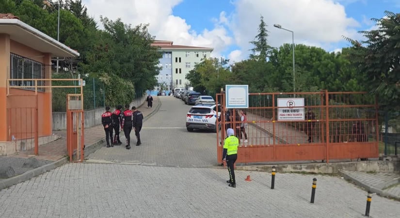 Brutális támadás történt egy iskolában: az elkövető válogatás nélkül késelni kezdte a gyerekeket – nyolc diáklány megsérült