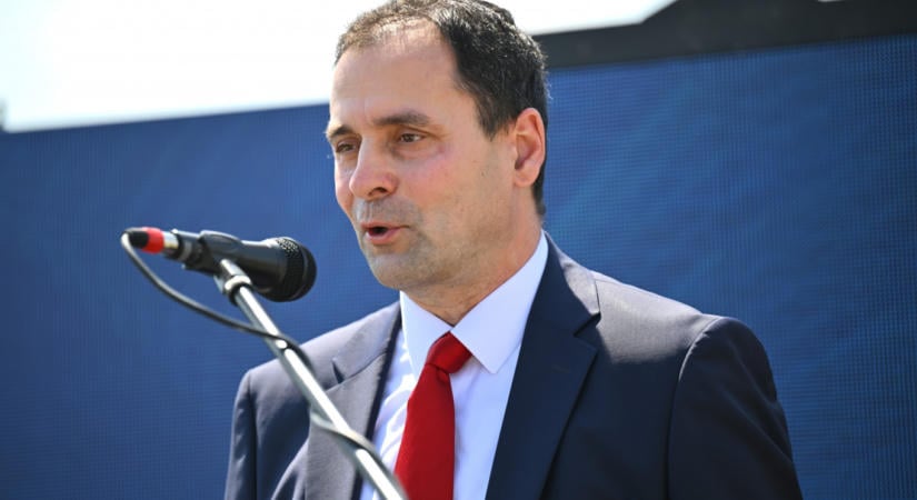 Nem innen akartam nyugdíjba menni, nyilatkozta az öt hónap elteltével lemondó államtitkár