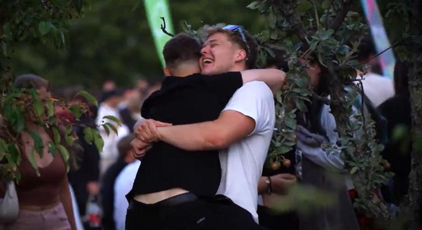 "Mindenképpen dolgozzanak, hogy ne haljanak éhen" - ez történt a fiatalokkal este a felvételi pontváró bulin - videó