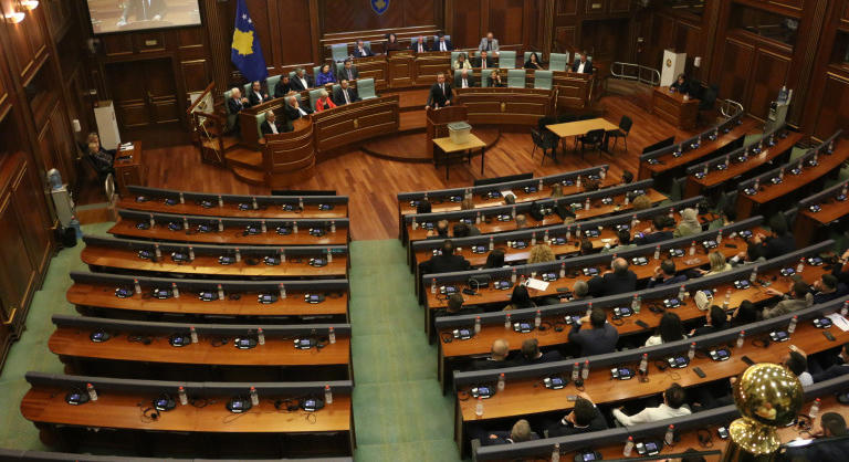 Tojással dobálták meg a koszovói miniszterelnököt a parlament ülésén