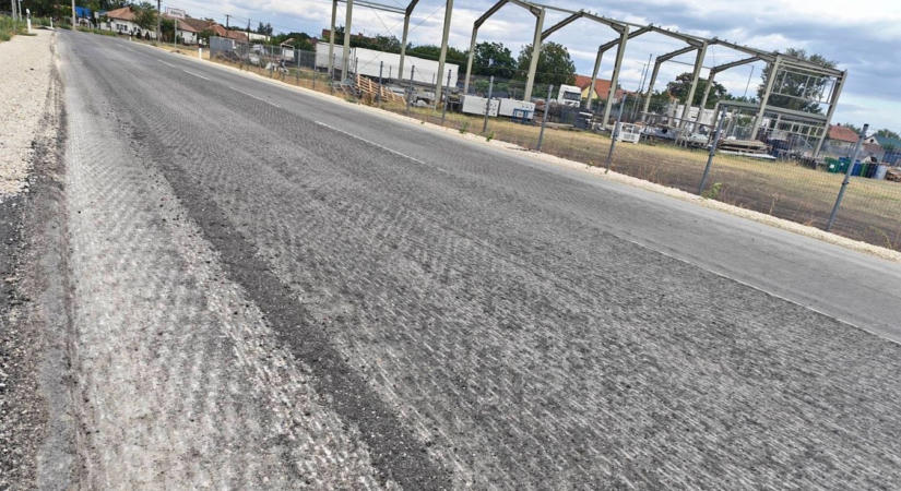 Alig ért véget a felújítás, máris újraaszfaltozzák az Abony és Törtel közötti út egy részét