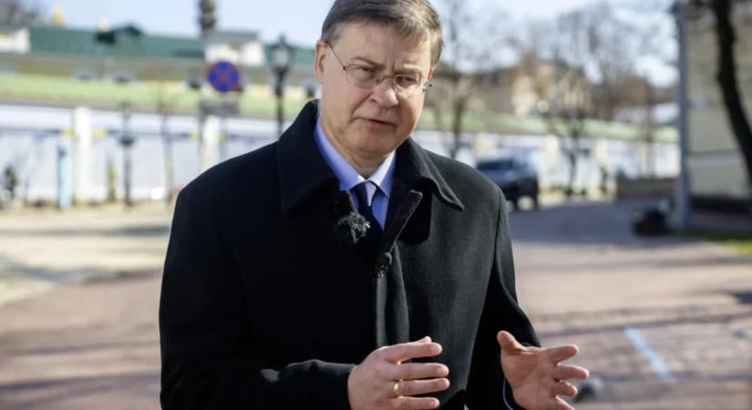 Valdis Dombrovskis, Uniós biztos szerint fokozni kell az Oroszországra nehezedő gazdasági nyomást