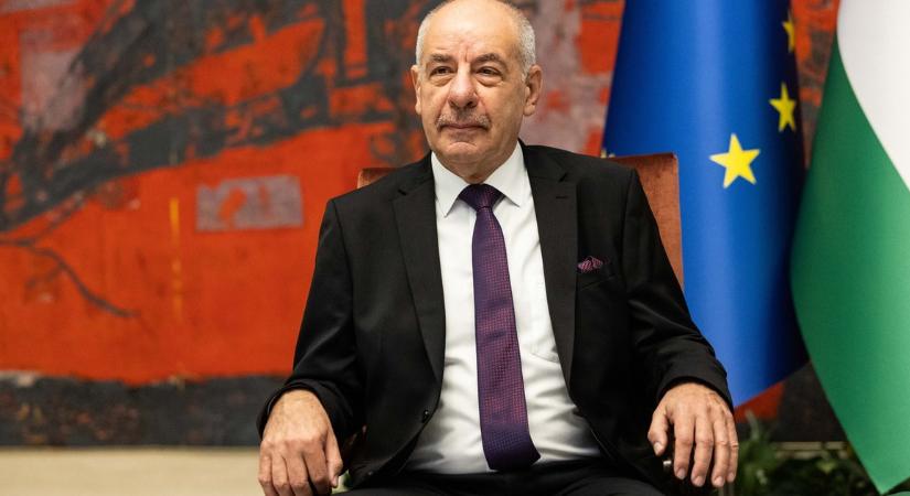 Aláírta, de tiltakozik az alaptörvény-módosítás ellen Sulyok Tamás