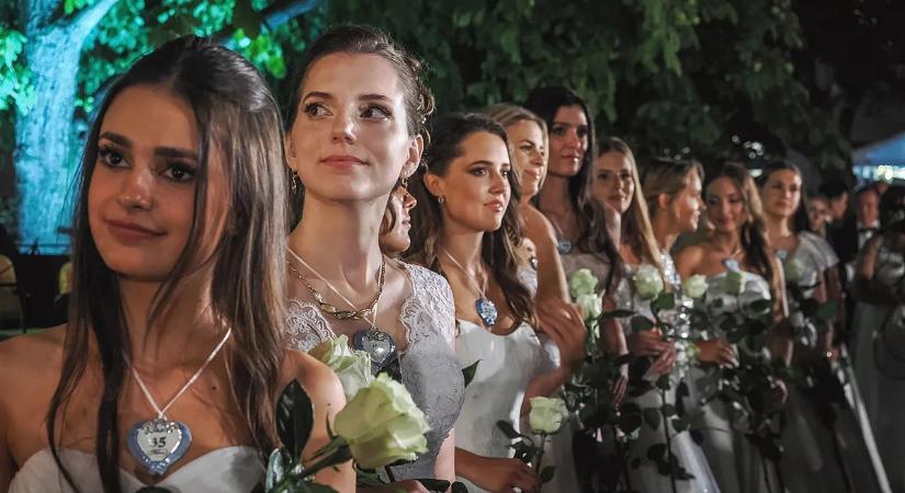 Ma eldől, ki lesz a 201. balatonfüredi Anna-bál szépe – fotókon idézzük fel a tavalyi Anna-bált