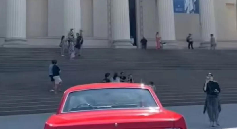 Ikonikus Ford Mustanggal érkezett a világhírű magyar professzor a Nemzeti Múzeumba - videó