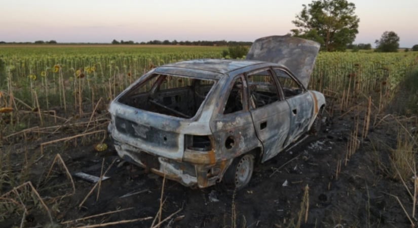 Napraforgósban, égő autóval zárult az autós üldözés a Velencei tónál