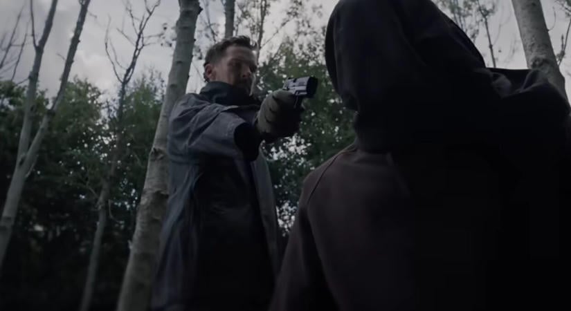 Benedict Cumberbatch a pokolig ássa magát Guy Ritchie új filmjének első előzetesében