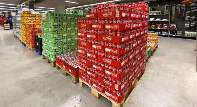 Megtörtént: kezdenek kifogyni a diszkontok a Coca-Cola üdítőiből – a Lidl fejet hajtott a drágítás előtt, az Aldi viszont bekeményített, a vásárlók hiába keresgélnek
