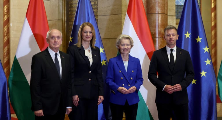 Von der Leyen megérkezett a parlamentbe, ünnepi beszédet mondanak Magyar Péterrel