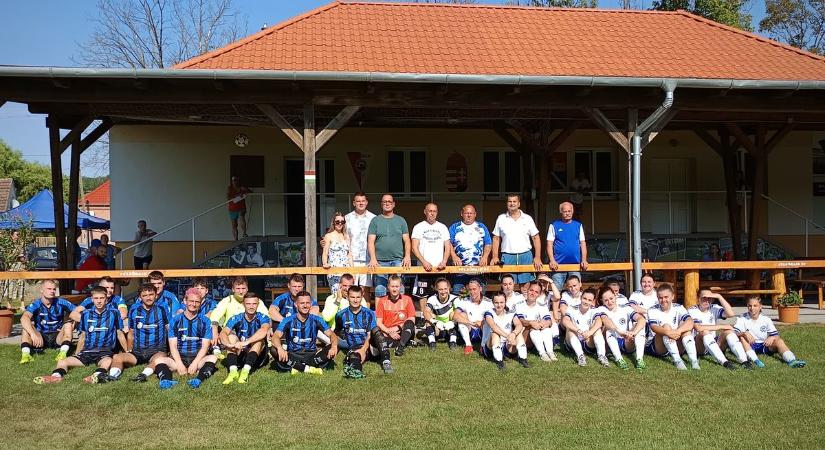 Zalai kisközség óriási lelkesedéssel! Szurkolói arénát hoztak létre a sportcentrumban