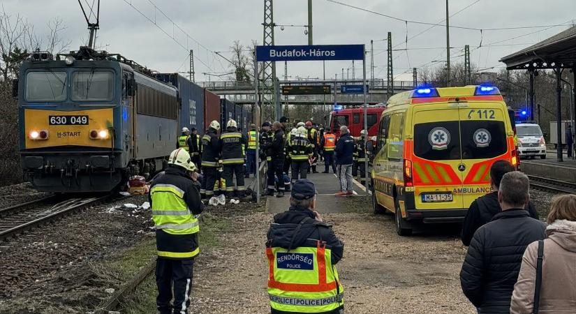 Országos Mentőszolgálat a kigyulladt szerelvényhez riasztotta az egységeket – az életben maradt áldozatért küzdenek az orvosok