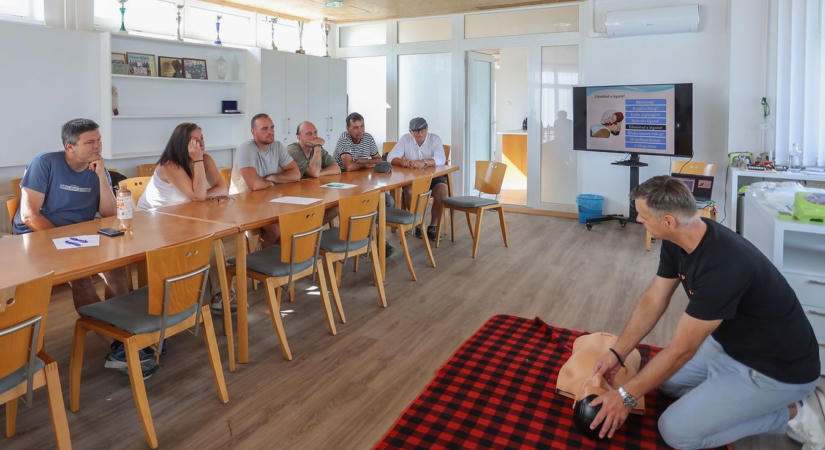 Vízi életmentést oktattak hajósoknak Győrben