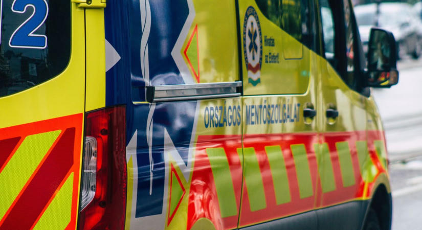 Árokba hajtott egy autó az 51-es főúton, mentő is érkezett a balesethez