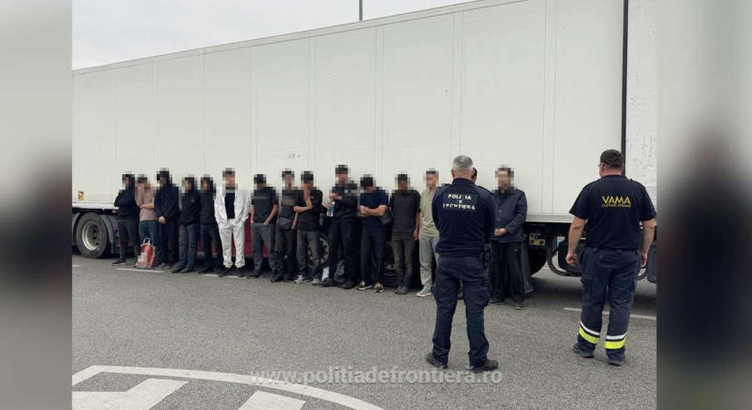 Trükkös embercsempész bukott le a határnál: a látszólag szabályos szállítmány között 15 migráns bujkált
