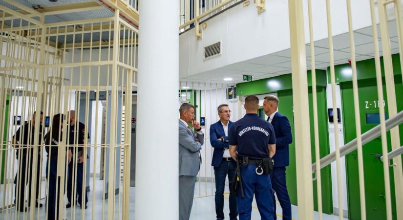 Börtönben, a rendőrségen és a tűzoltóknál járt – körúton az államtitkár