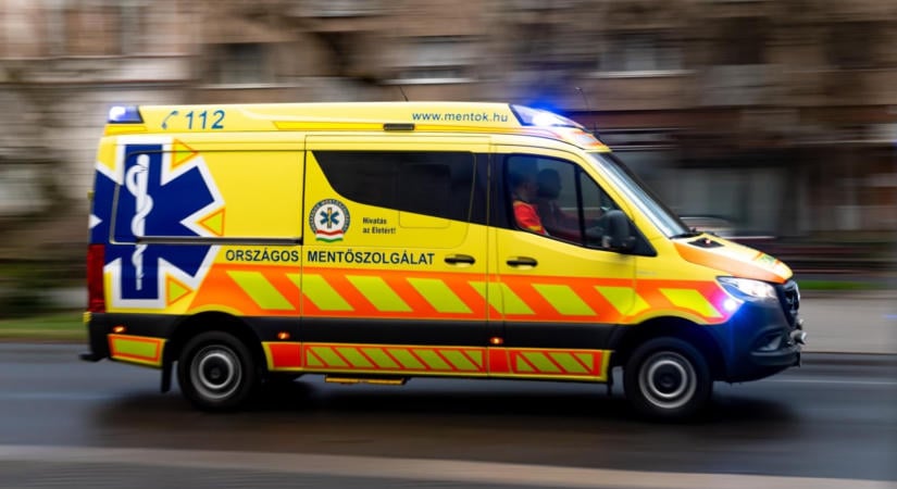 Ketten meghaltak, amikor kisbusz és autó karambolozott Miskolc közelében