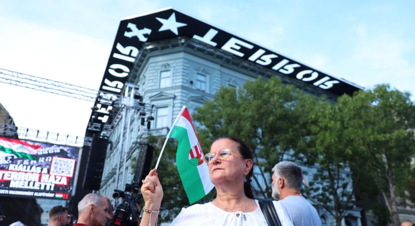 Elkezdődött a tüntetés a Terror Háza előtt: Nagy Feró előre elárulta, mire készülnek – fotók