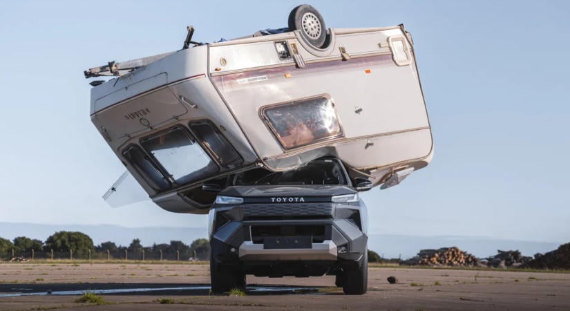 Lakókocsi zuhant a Toyota pick-up tetejére: szándékosan dobták rá a többmázsás monstrumot