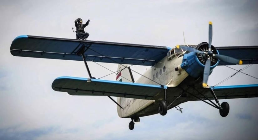 Hat An-2-est vett a somogyi autókereskedő, az egyik Sebestyén Balázst is a magasba emelte (videó)