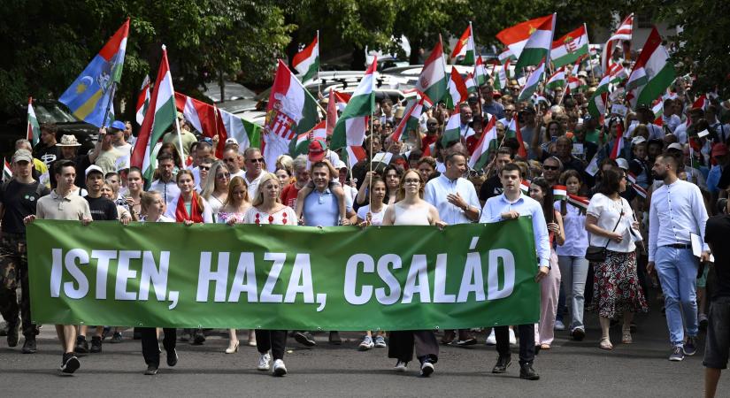 Toroczkai László kíméletlen ultimátumot adott – Dúró Dóra az utcán rántotta le a leplet a sötét tervről: „Nem akarunk letérdelni a lobbi előtt”
