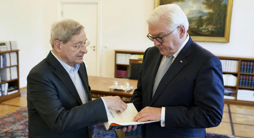 Nádas Péter második hazájában az elmúlt 100 év 100 legjobb könyve között tartják számon a Párhuzamos történeteket