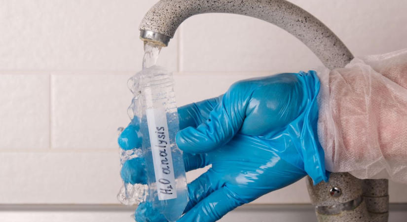 Megszólalt a Tankerület a tatai vízproblémáról: június végén vették észre, őszre lett eredmény