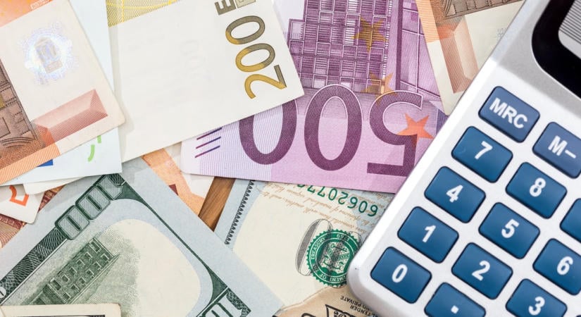 Ismét kilőtt a dollár, rég nem volt ilyen gyenge a forint - mi lesz így az üzemanyag árakkal?