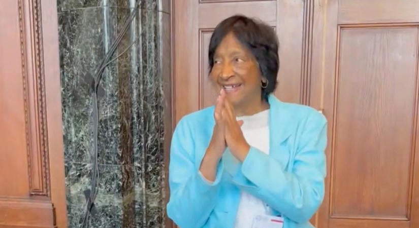 Navi Pillay Trumpnak is adna a Nobel-békedíjból, ha még hangosabban tapsolnak neki