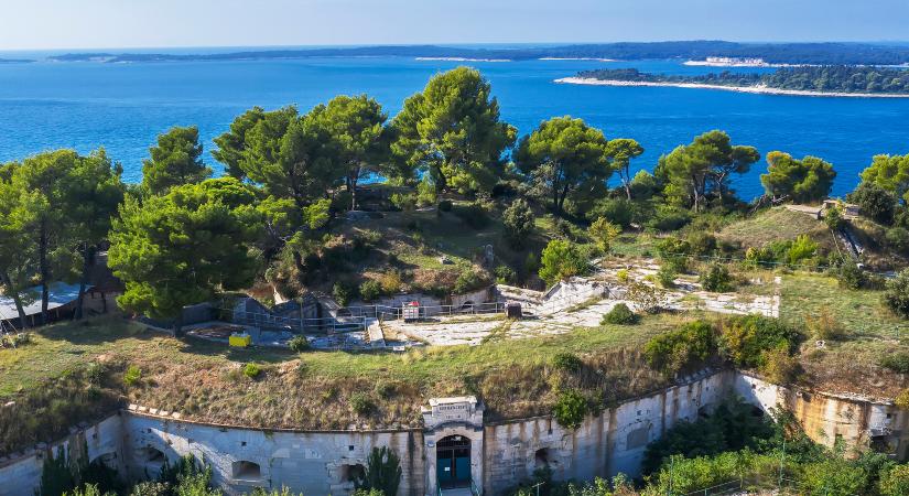Rémálom a magyarok kedvelt horvát nyaralóhelyénél: katonai bunker teteje szakadt be turisták alatt