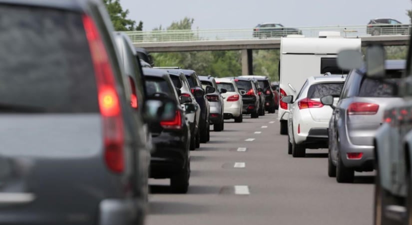 Káosz az M5-ösön: a halálos karambol után újabb baleset, több kilométeres a torlódás