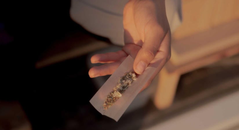 „Védelemre és megelőzésre van szükség” – A drogbirtoklás dekriminalizálása ellen tiltakoznak a szülők (SZAVAZZ)