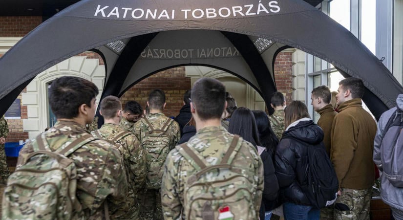 A Fidesz kozmetikázott honvédségi adatokat jelenthetett le a NATO-nak