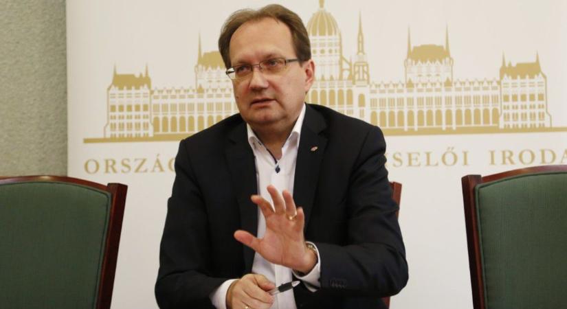 Komló díszpolgárává avatnák Hoppál Pétert, nem mindenki örül neki