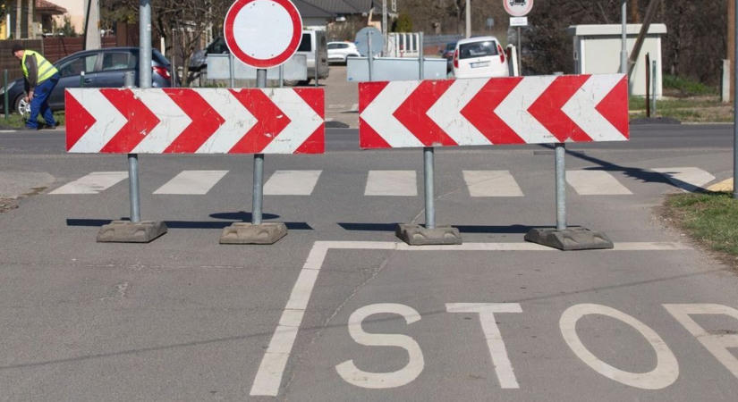 Tiszaföldváron forgalmi változásra, teljes útlezárásra kell készülni földkábel építés miatt