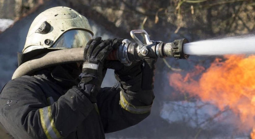 Hat vízsugárral fékezték meg a tűzoltók a szolnoki lakóházak mellett pusztító lángokat